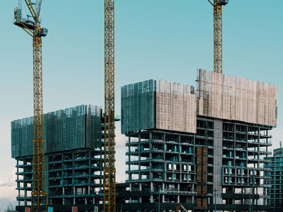 Prédios em construção com guindastes